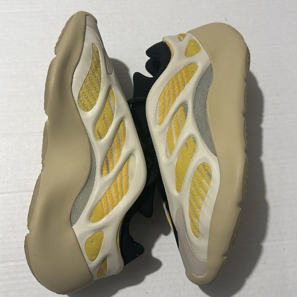Adidas Yeezy700 V3 Safflower - Picture 8 of 9